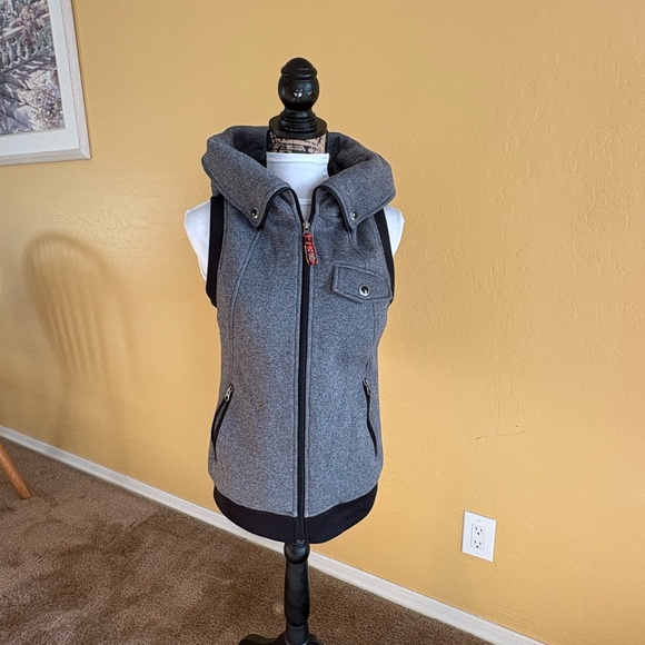 Burton women’s Jackets & Coats | Over-Sized Hooded Vest - Picture 4 of 12